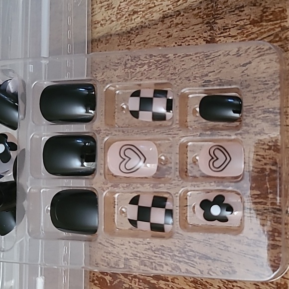 2/$16 Black Hearts & Flowers Press On Nails - Picture 13 of 13